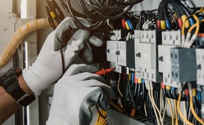 Сколько стоят услуги электрика и из чего складывается смета на монтаж проводки
