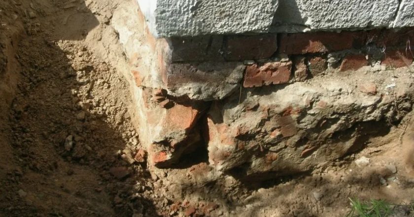 Как понять, что фундамент дома в опасности, и что делать