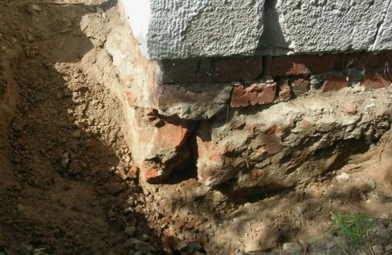 Как понять, что фундамент дома в опасности, и что делать