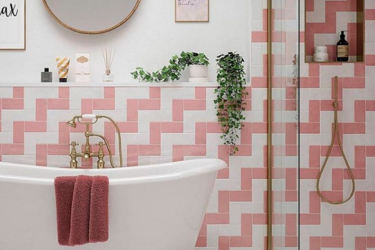 Большая или мелкая: какой формат плитки в ванной сейчас в тренде и почему