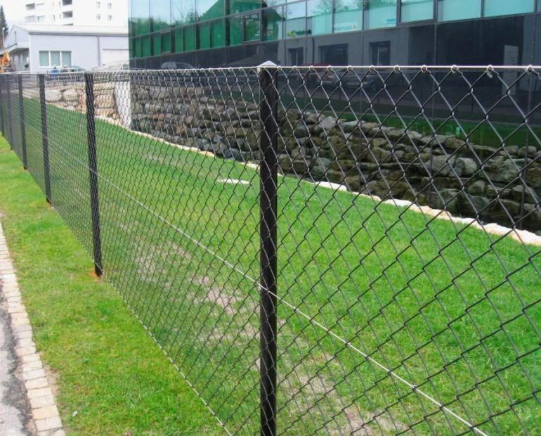 Сварная сетка или рабица: что лучше для огорода 